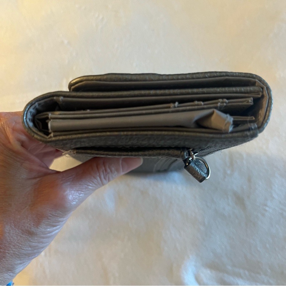 Elegant Grey Leather Wallet - Picture 8 of 10